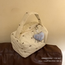 冬季新款肌理亲肤感泡泡棉大容量手拎化妆包便携外出洗漱包立体感