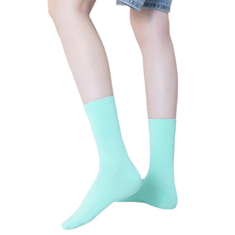 Calcetines de mujer otoño e invierno de moda calcetines de algodón de color sólido calcetines de pila calcetines de media altura calcetines de colores transpirables absorbentes de sudor al por mayor