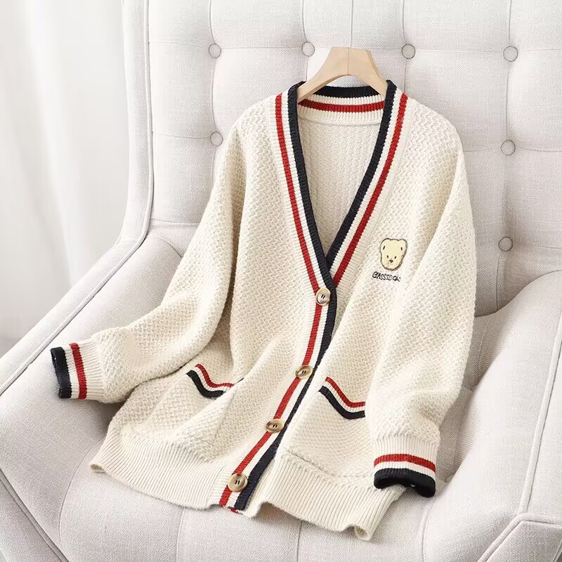 Damenbekleidung neuer Bär Jacquard V-Ausschnitt locker gestrickte Strickjacke Damen Herbst und Winter gestreifte große Größe Pulloverjacke im faulen Stil_voghion.com