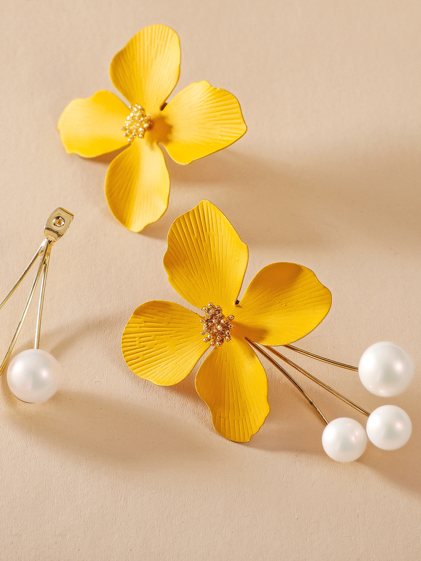 Simple Flower Pearl Earrings display picture 6