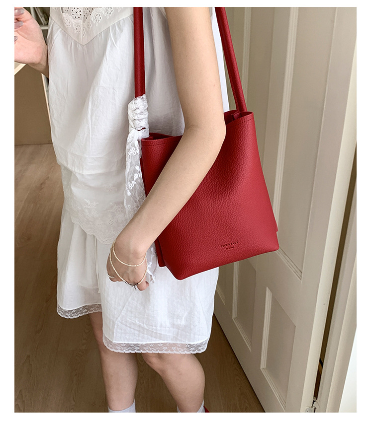 A trendy and versatile single-shoulder underarm bag for women in the summer of 2025, featuring a niche design and a simple commuting bucket bag undefined