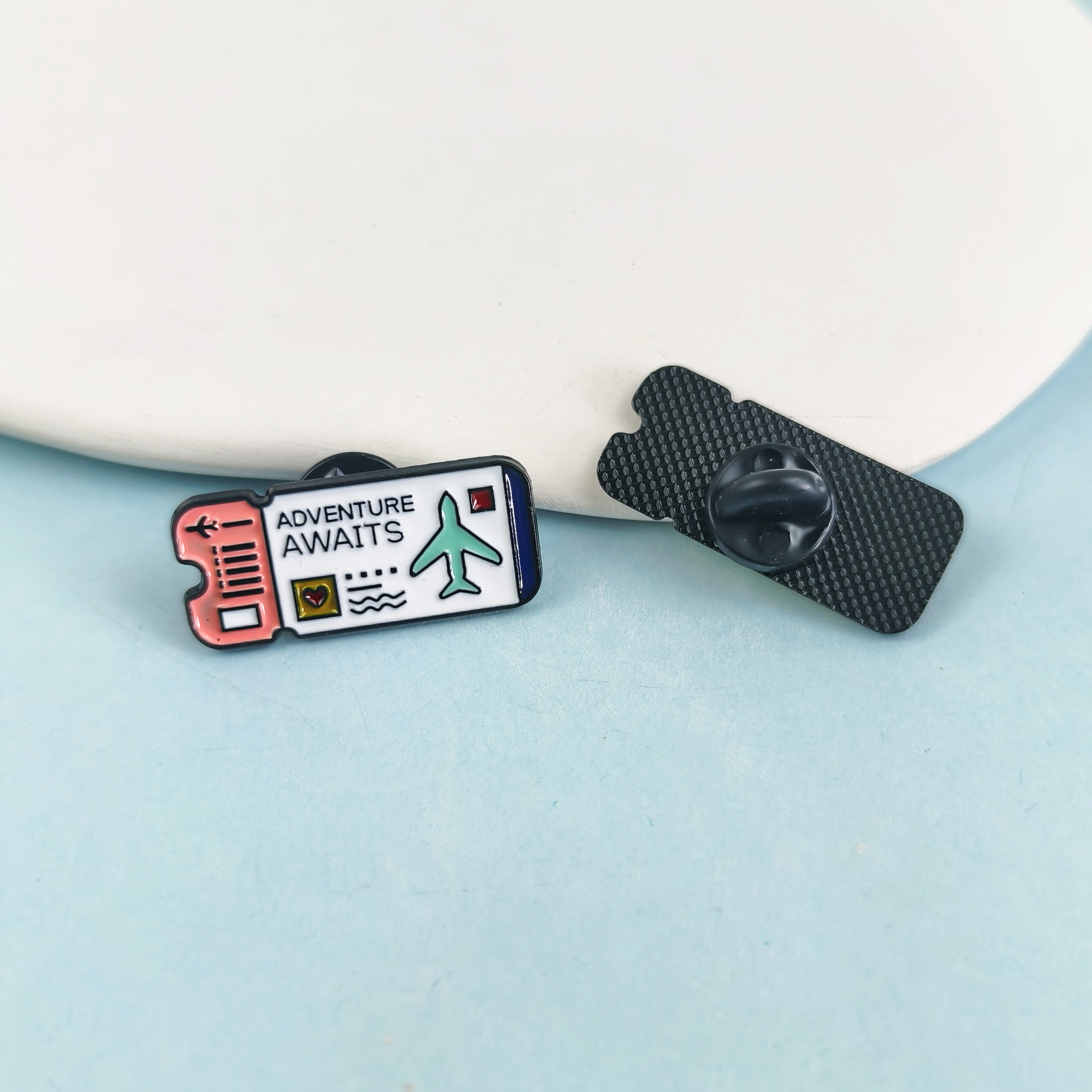 Boleto aéreo de dibujos animados transfronterizos broche de aleación para crear personalidad accesorios de letras creativas mochila insignia joyería punto