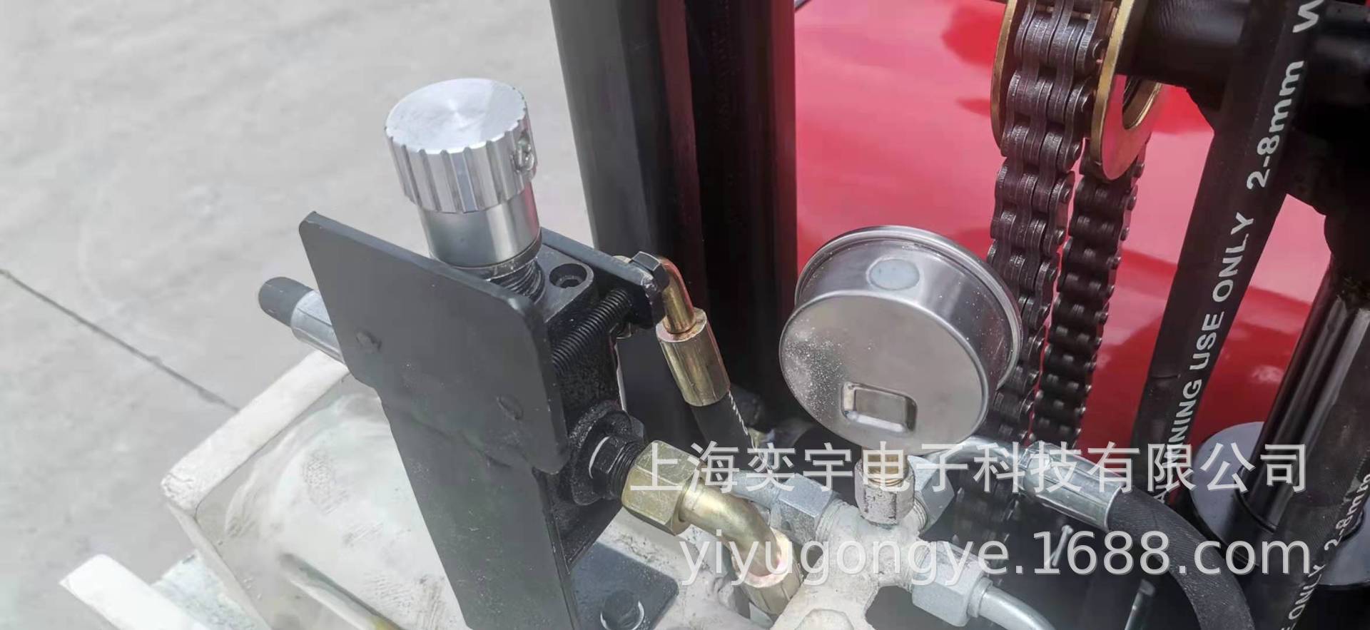 平衡重站驾式夹抱车