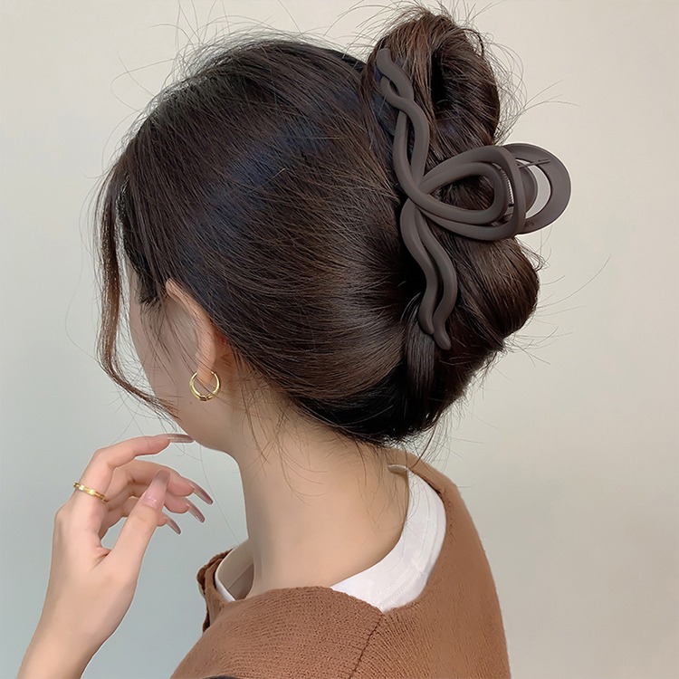 Casual and Versatile Large Frosted Hairpin Clip for Women's Back of Head Wavy Line Shark Clip Elegant Hairpin Headwear