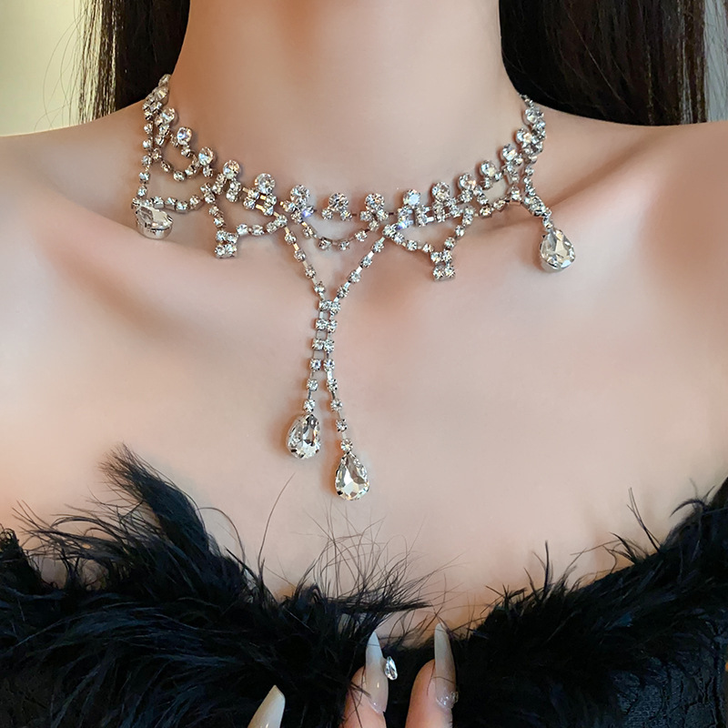 Collar de perlas de flores de diamantes franceses Moda, lujo ligero, cadena de clavícula, accesorios de joyería de alta gama de todo fósforo de nicho