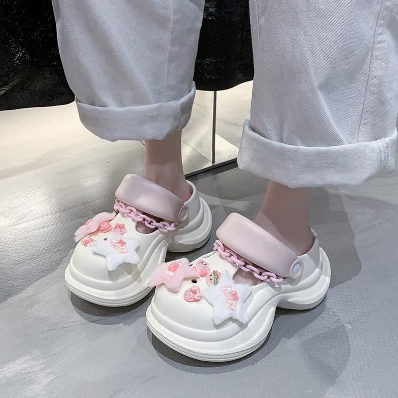 Платформенные сандалии-шлепанцы для женщин летом клотики с декоративными элементами, размеры 34–39