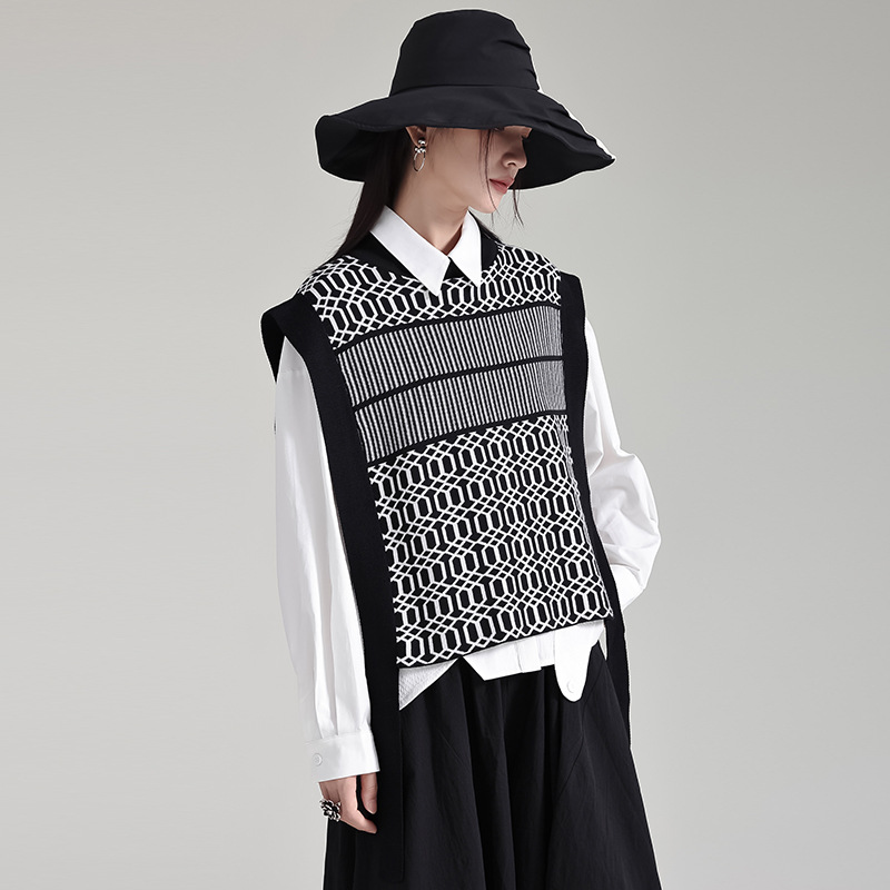 Cuello redondo estilo chino retro blanco y negro rayas de punto chaleco 2023 otoño e invierno nuevo sin mangas nicho diseño superior