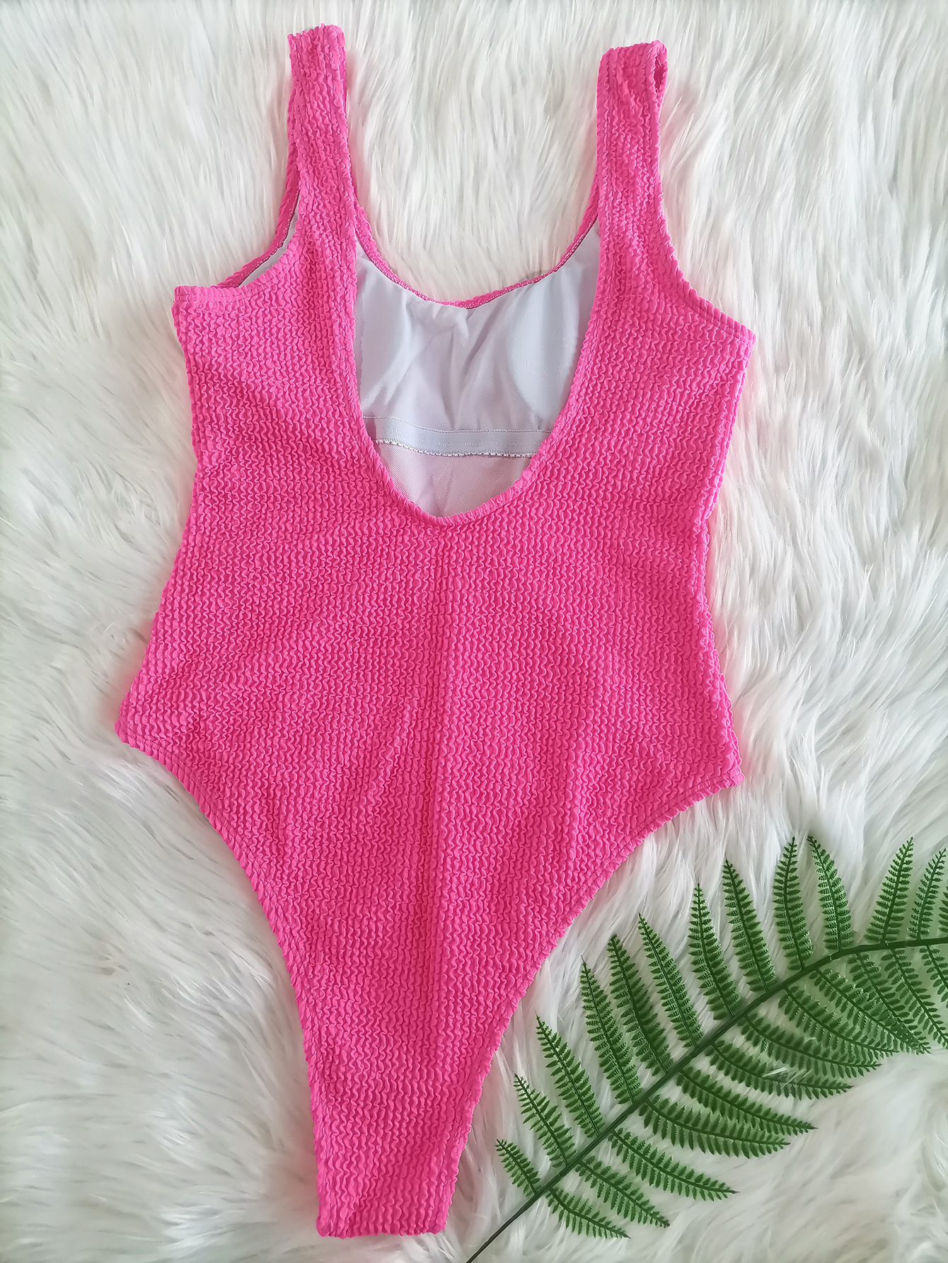 Tejido especial al aire libre de deportes europeos y estadounidenses, cascada ondulada de color caramelo, traje de baño delgado y sexy para mujeres