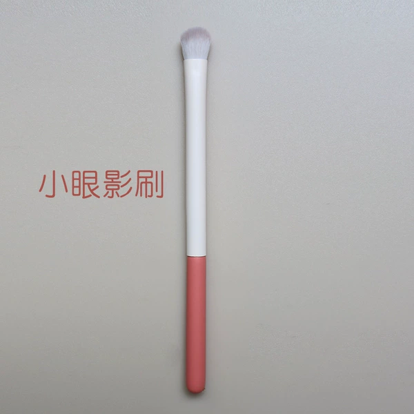 Single small eye shadow brush