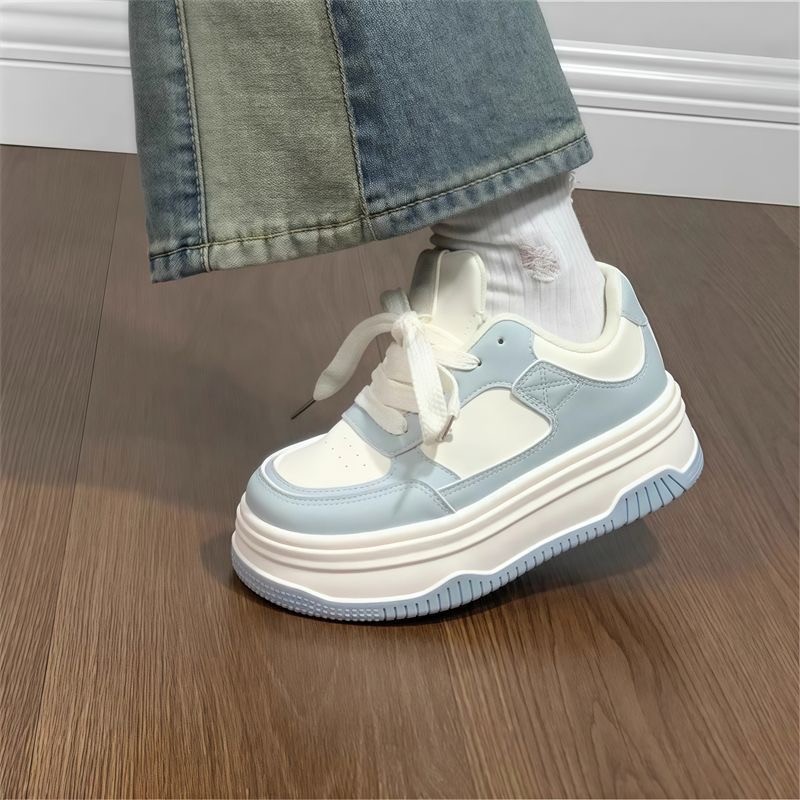 Zapatos blancos de suela gruesa para mujeres 2025 nuevo otoño versátil nicho deportivo original para estudiantes de secundaria baja placa casual zapatos versátiles
