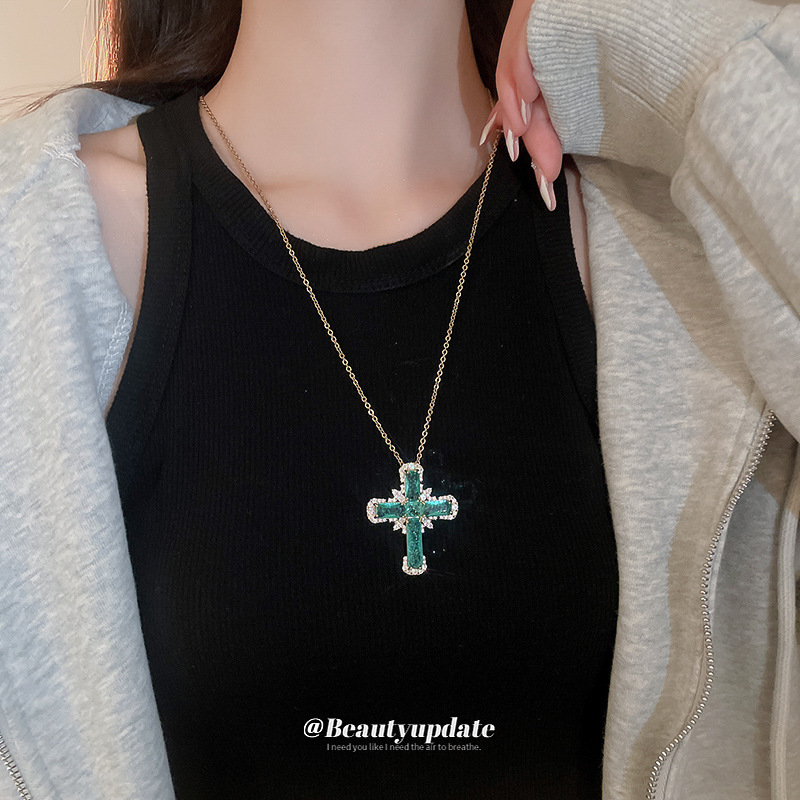 Nuevo producto verde diamante cruz colgante collar personalidad temperamento cadena de clavícula diseño de moda de nicho sentido cadena de suéter joyería