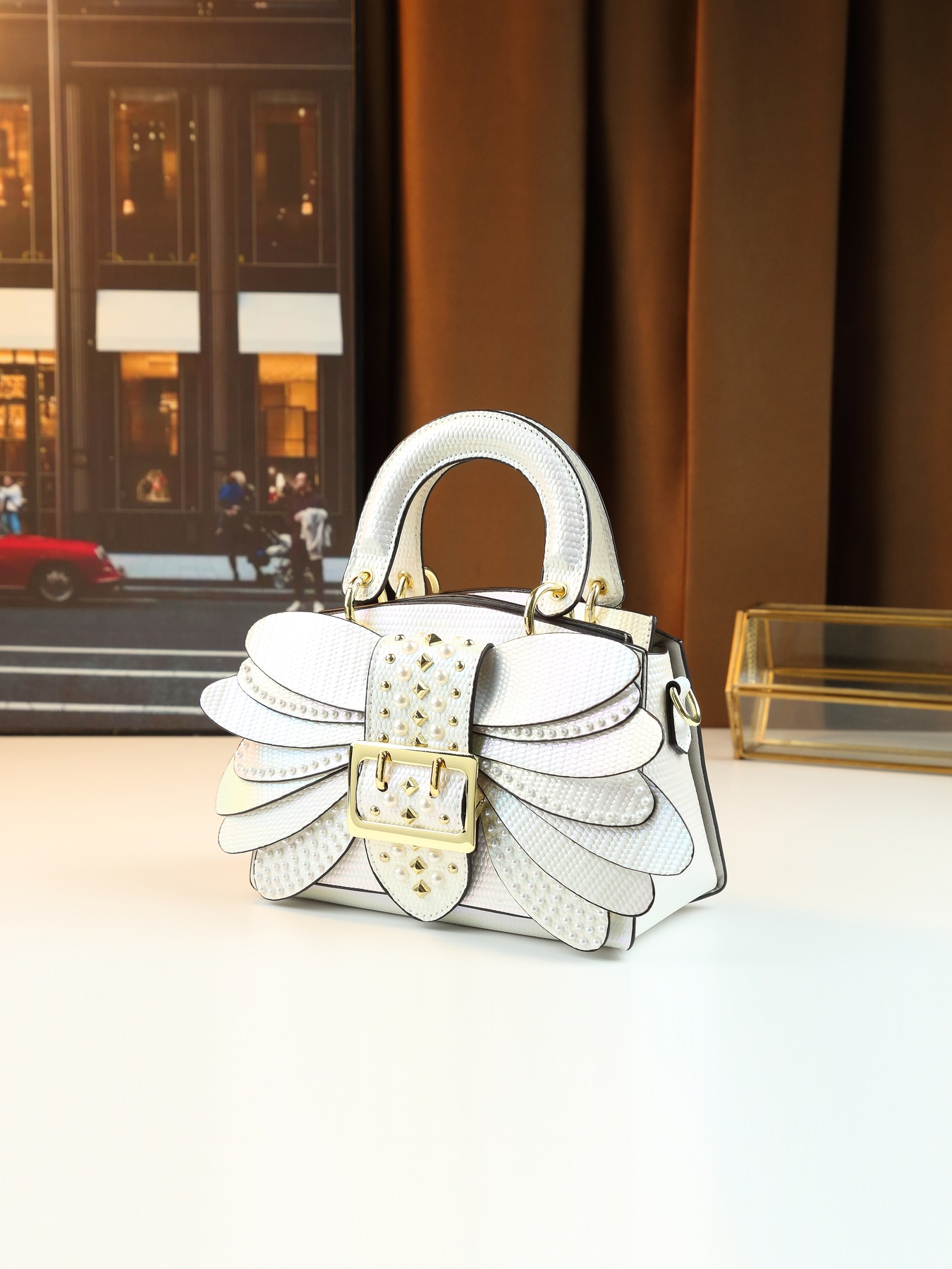 Bolsa tiracolo feminina elegante com pérolas e design de asa_voghion.com