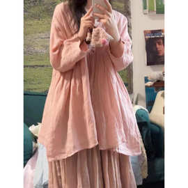 慵懒风遮肉显瘦V领粉色上衣2026夏季款设计感亚麻中长款衬衫
