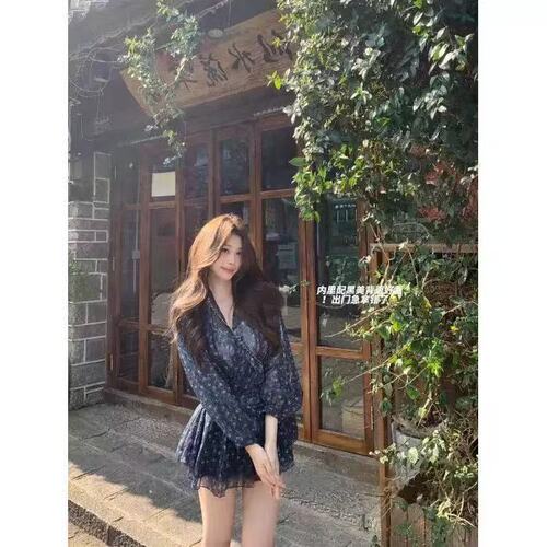 French floral V-neck chiffon dress, women's summer seaside vacation style, waist-tight a-line short skirt, beautiful skirt