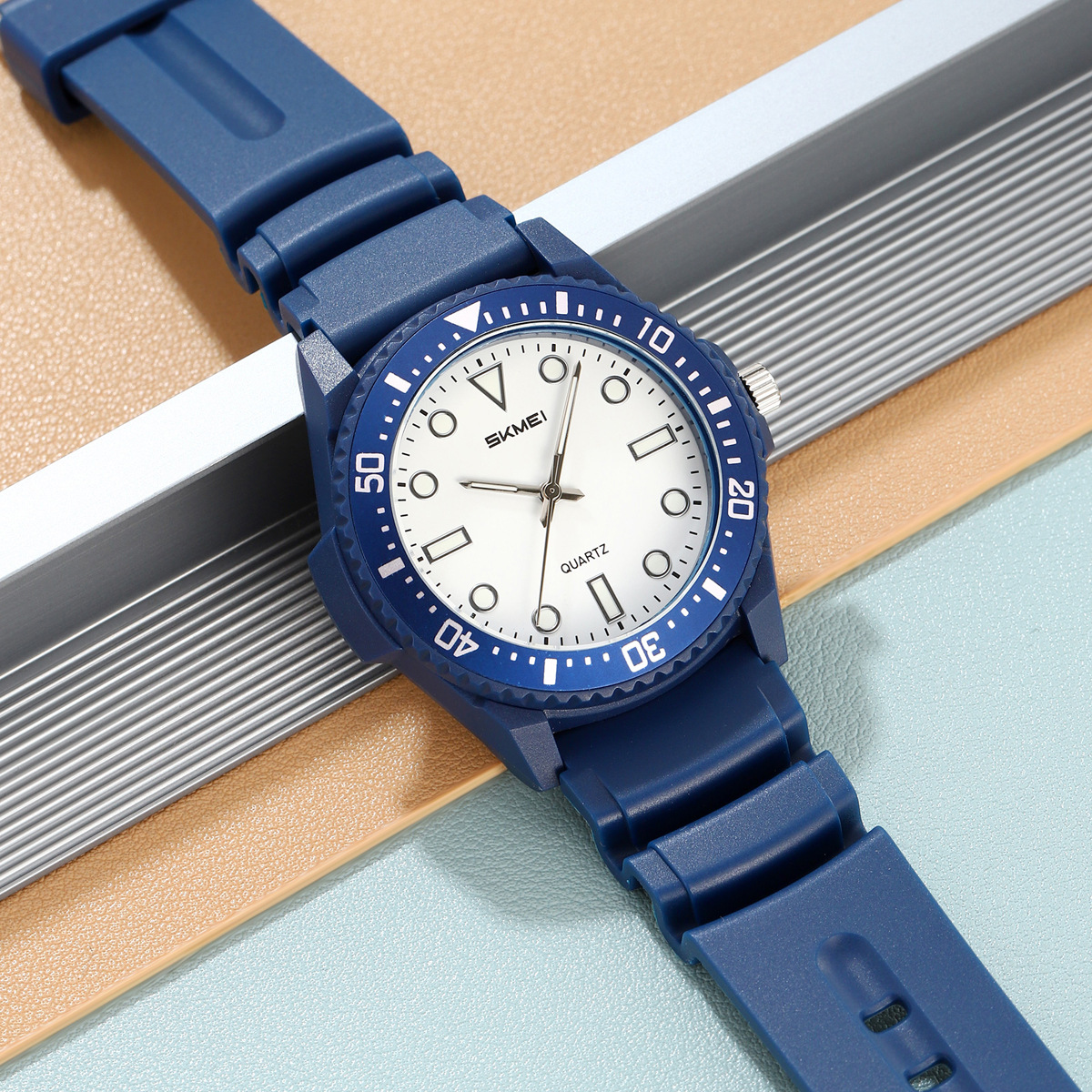 Momento de belleza para hombres y mujeres simple reloj de cuarzo 50 metros impermeable reloj de pulsera ligero para estudiantes relojes deportivos de ocio en stock al por mayor