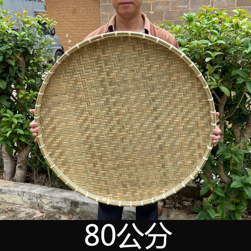 箕竹は箕竹ふるいを編んで手作りの竹製品の竹の絵馬を干します。|undefined