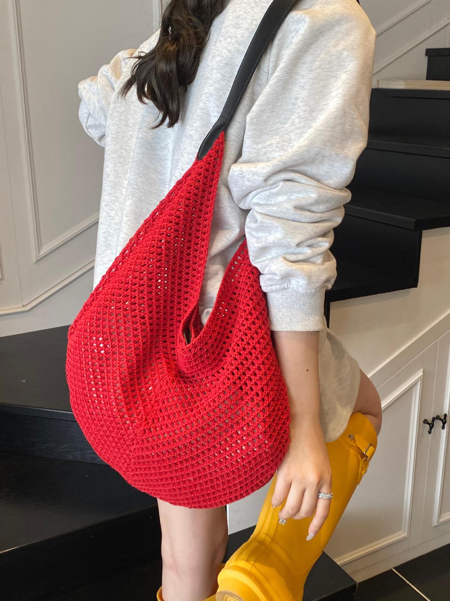 Bolso de axila de estilo explosivo de diseño hueco popular de verano 2025 nuevo bolso tejido de paja de moda bolso de playa señoras