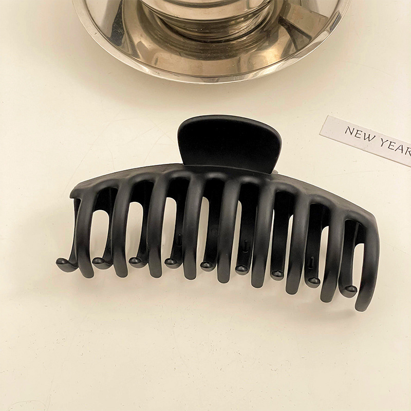 Pinza de pelo esmerilado negro horquilla femenina celebridad de Internet 2023 nueva Cabeza trasera clip de tiburón pelo Chuck clip de pelo tocado