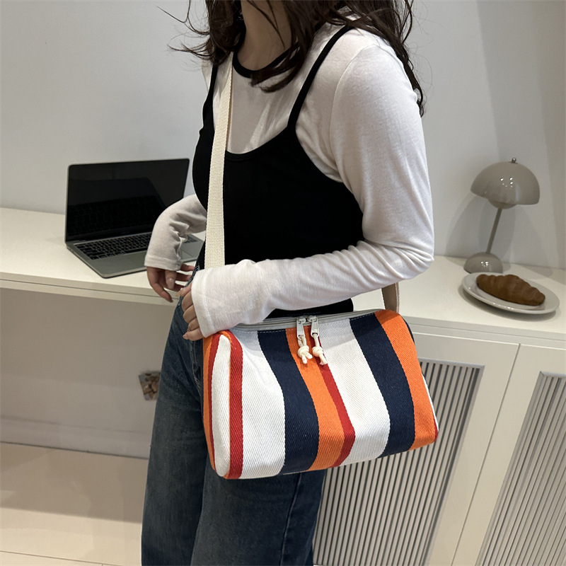 Color contrastante rayas de gran capacidad para mujeres 2024 nueva moda moda bolsa de moda alta sensación de alta calidad bolsa de hombro universal