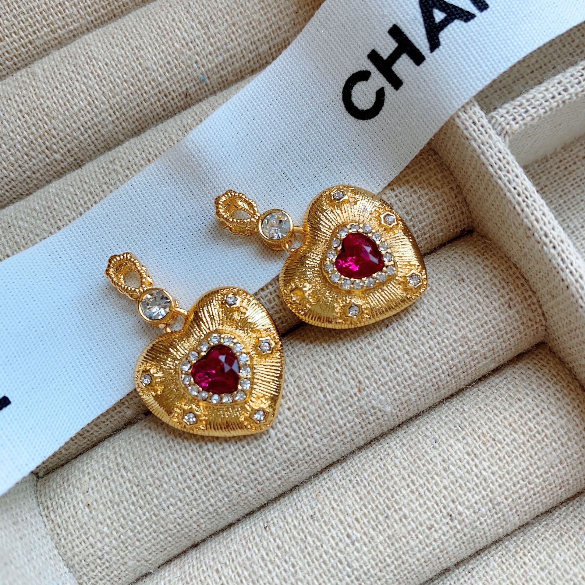 Original Niche Designer Brand Sweetheart Retro Series Palace Brushed Ruby Love Stud Earrings For Women