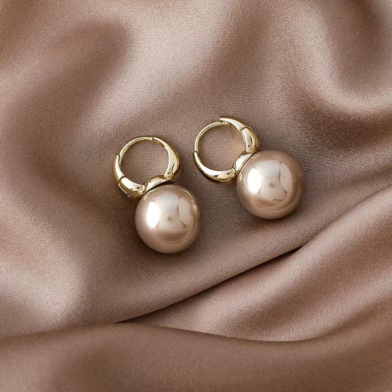 Серебряные сереги с жемчужиной — французский стиль light-luxury, яркий запоминающийся дизайн