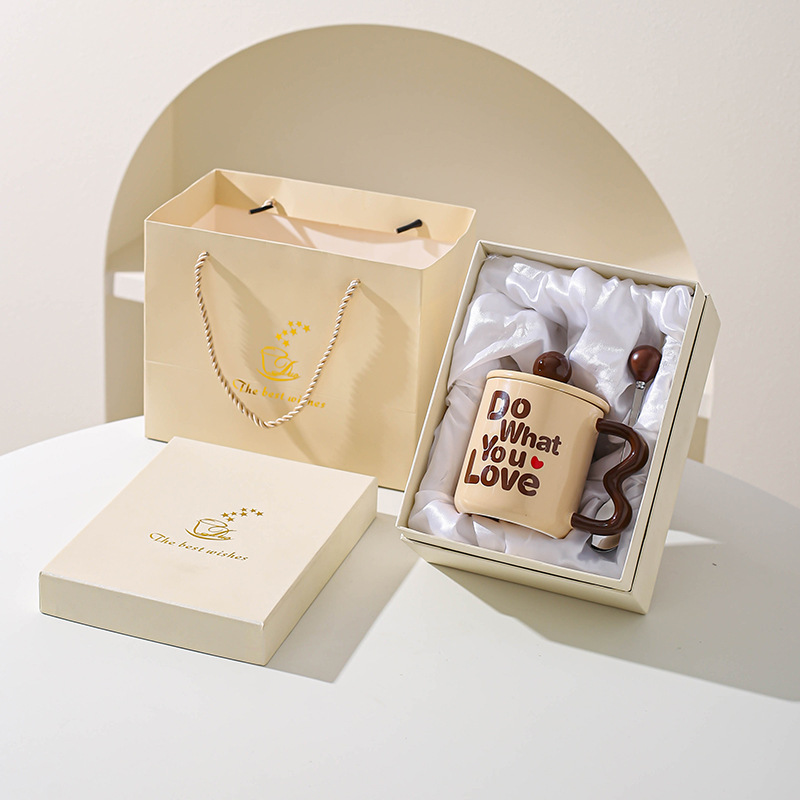 Tazas de cerámica de moda, tazas de agua creativas para hombres y mujeres, tazas de pareja, tazas de café con cucharas para regalos de amigos.