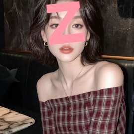 秋季轻熟小众不撞款上衣韩系chic别致感超好看一字肩格纹衬衫