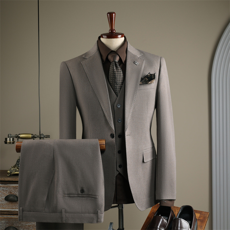 Gestreifter Herrenanzug, elegant, professionell, tailliert, schmal geschnitten, ideal für Hochzeiten und Trauzeugen – für jede Jahreszeit_voghion.com