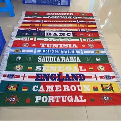 メーカーはワールドカップのサッカー試合のスポーツサッカーのマフラーを供給しています。