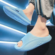 EVAƴɫ��וr��һ������ʿ���з�����Ь��H�Ӽ�ԡ�қ�Ь