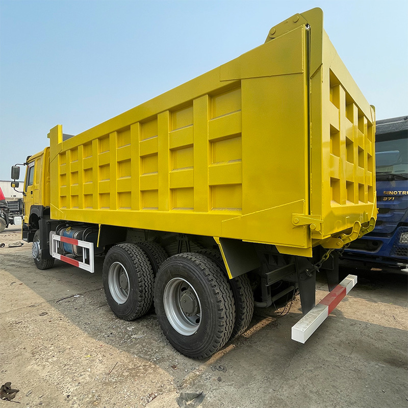 Howo Eight-Wheel Dump Truck for Cross-Border Export, Mining Engineering Vehicle, 371 Horsepower, Port and Dock Transport Vehicle