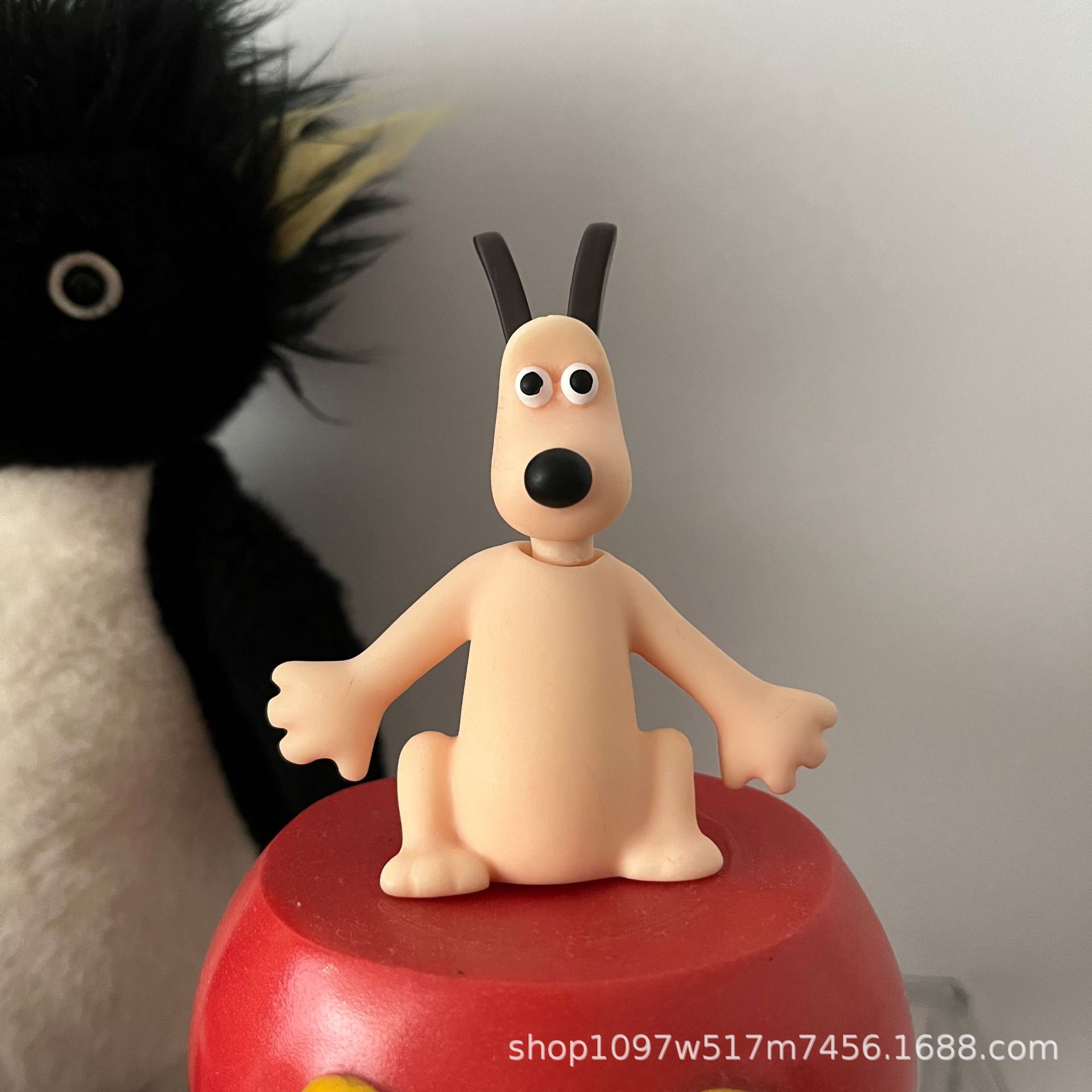 귀가 곧게 흔들리는 개 7cm