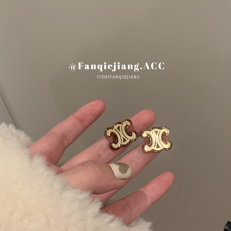 Elegant small design earrings