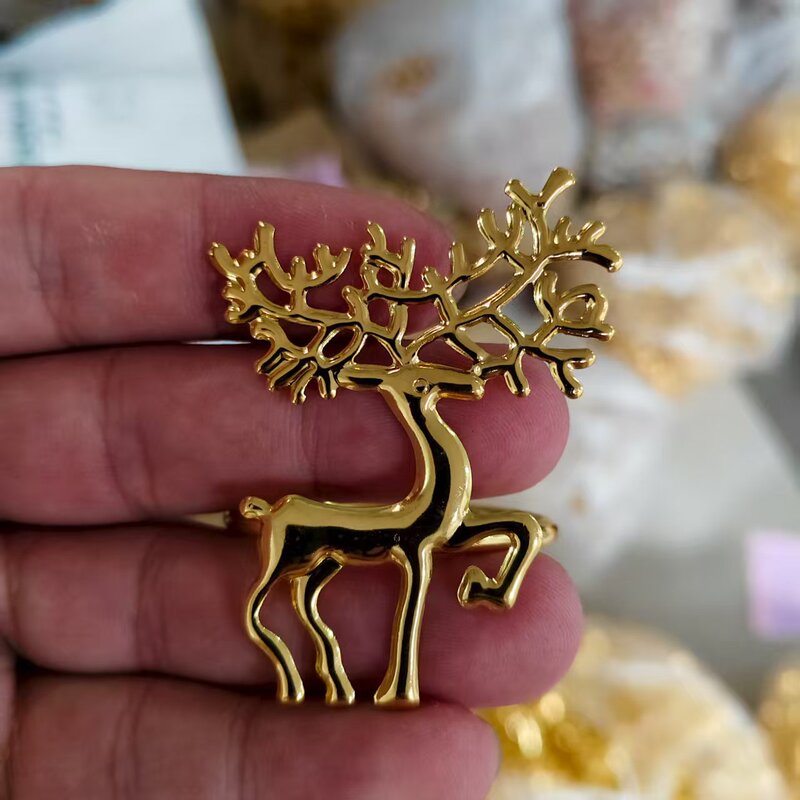 クリスマスのナプキンリングの小さいヘラジカのナプキンはティッシュを掛けます。|undefined