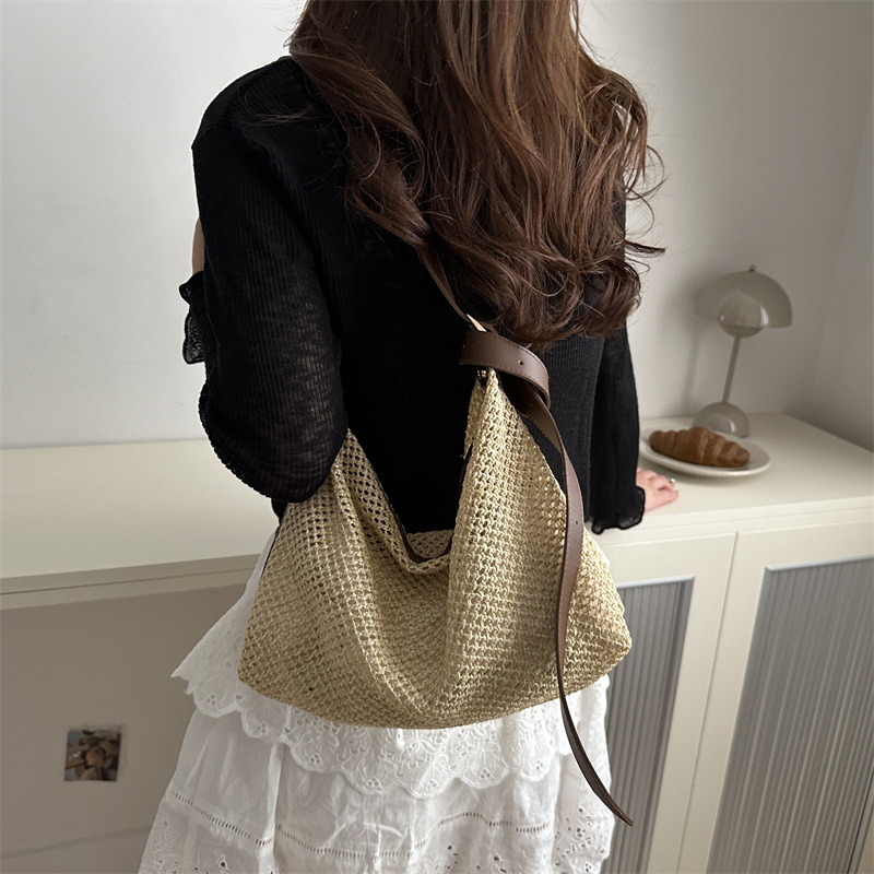 Nicho de alta sensación de bolso de tejido para mujeres 2024 nuevo tipo de viaje al trabajo bolso de paja de hombro de gran capacidad bolso de mochila