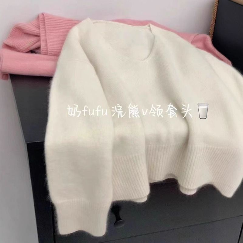 Jian Man Ni Raccoon Fleece V-Neck Sweater for Women, Loose and Lazy Style, Soft and Unique Pullover with a High-End Feel for Autumn and Winter