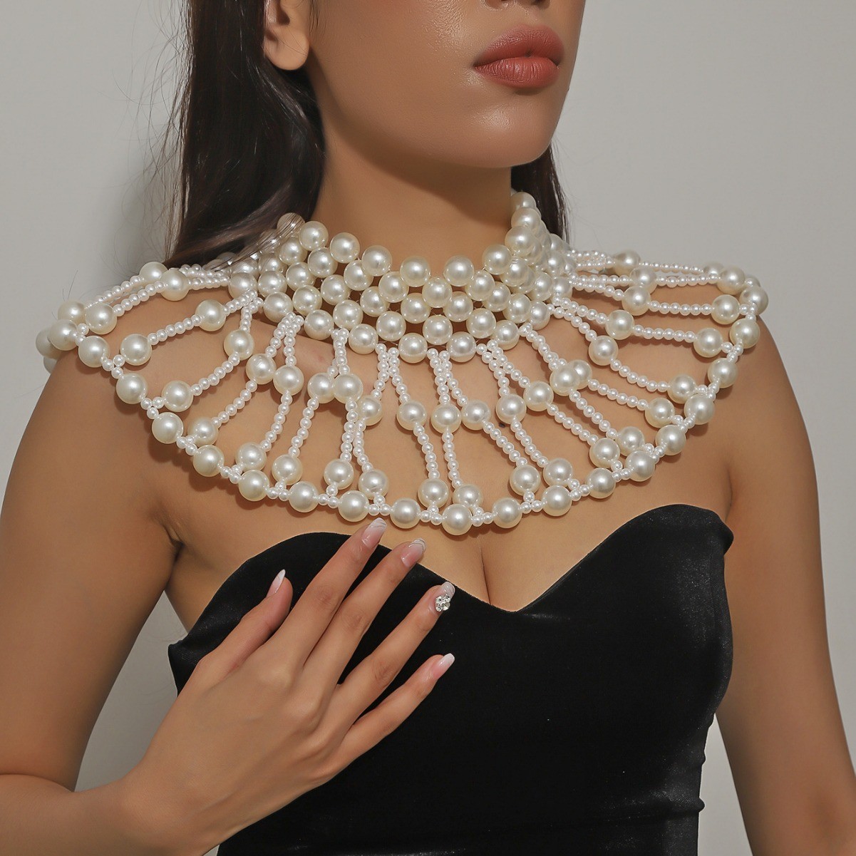 Joyas transfronterizas europeas y americanas cadena de cuerpo de perlas hueca creativa moda sexy chal de perlas borla cadena de pecho de alta calidad