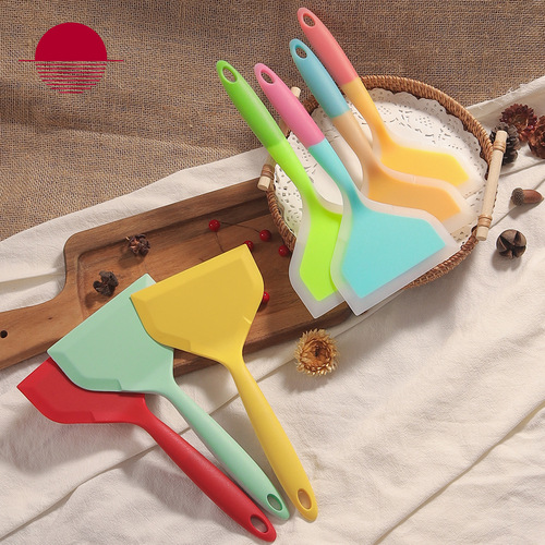 Source shipped Tamagoyaki spatula kitchen utensils non-stick pan Tamagoyaki spatula frying spatula silicone spatula food grade