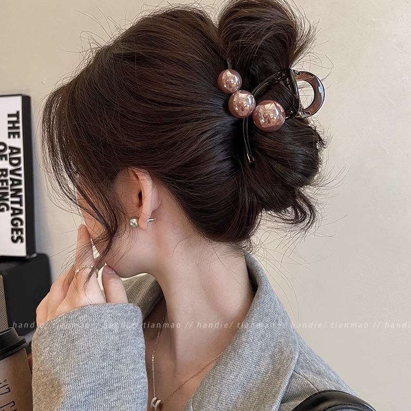 Elegante temperamento de perlas clip de cabello de tiburón clip de cabello de tamaño medio para mujeres 2025 nuevo estilo detrás de la cabeza de alta sensibilidad adornamiento para el cabello