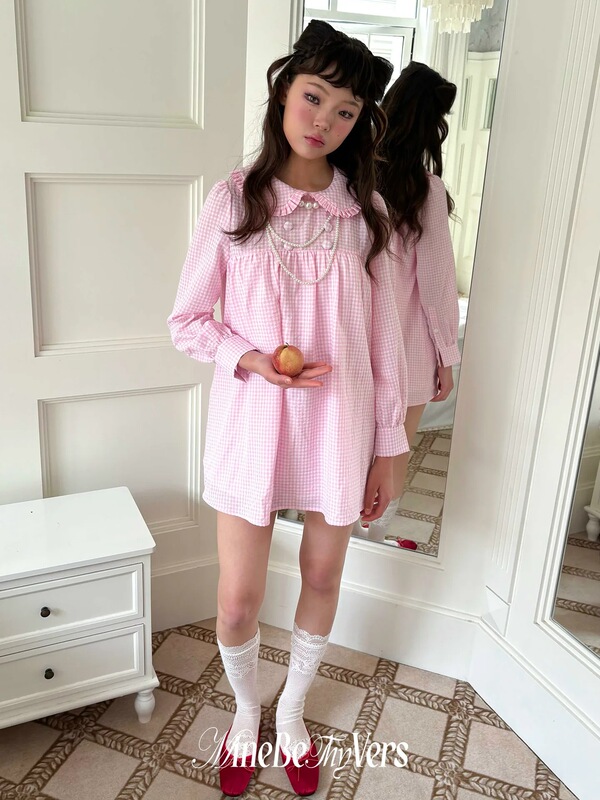 Pink plaid doll-collar shirt, a stylish and sweet long-sleeved, loose-fitting, oversized shirt for women