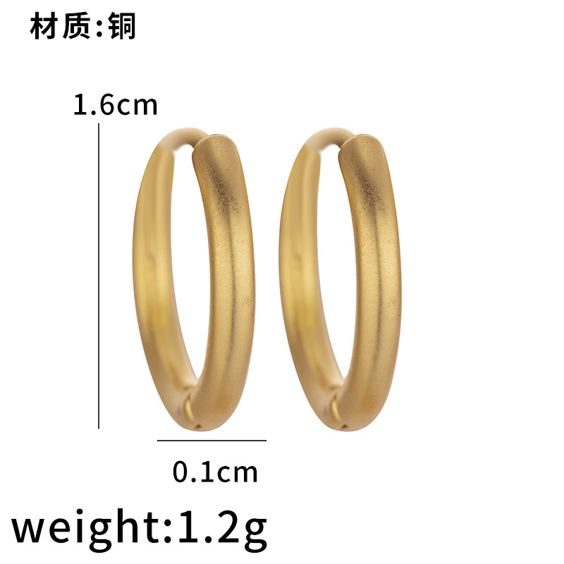 Transfronterizos retro alta sensación de latón chapado en oro delicado no desvanecerse simple nicho simple de estilo universal pendientes de orejas