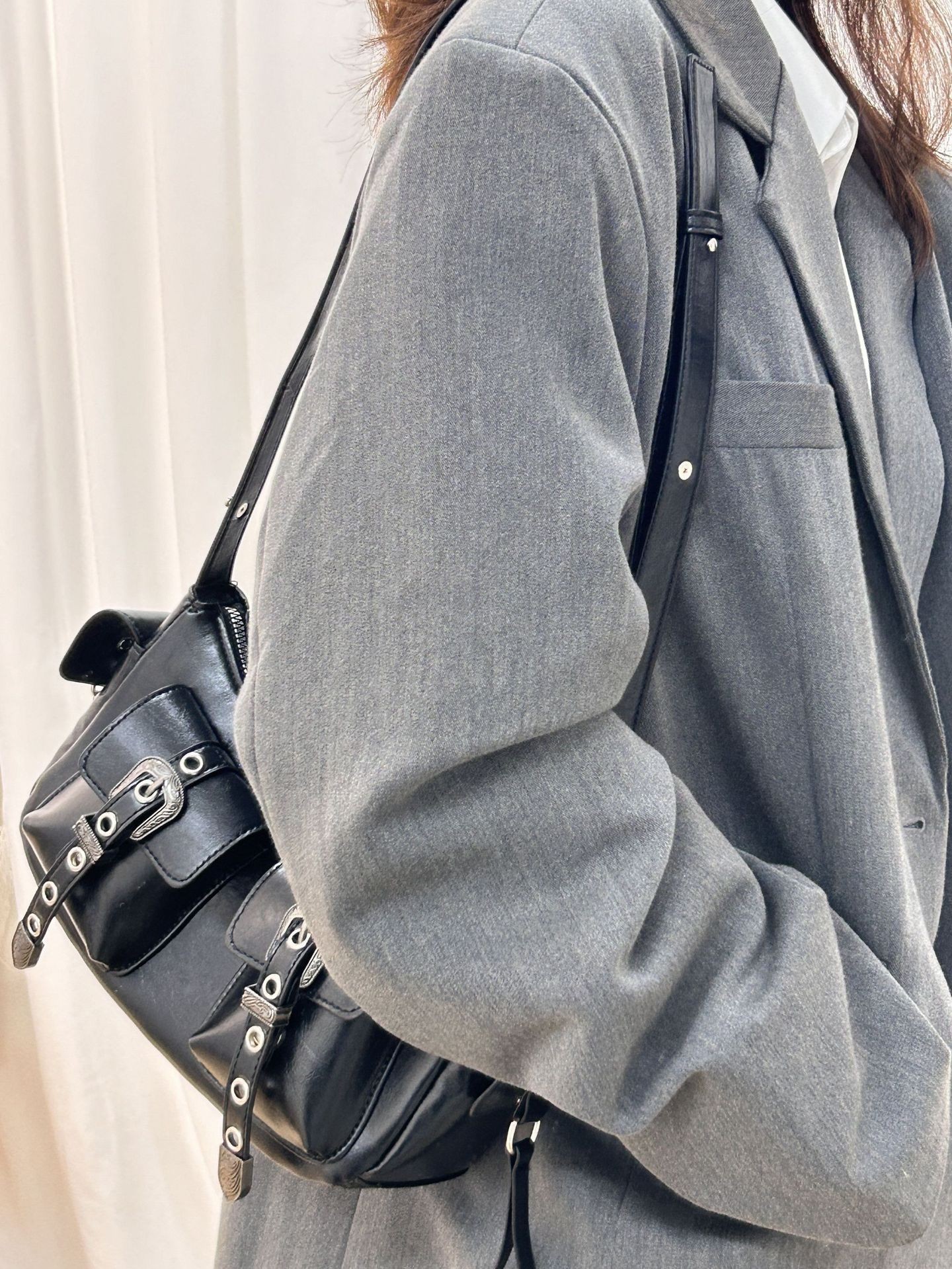 Bolso de diseñador de moda de nicho y alta gama, hebilla de cinturón de estilo de internet, múltiples bolsillos, bolso de hombro de mano, bolso de mujer nuevo y de moda con trabajo pesado