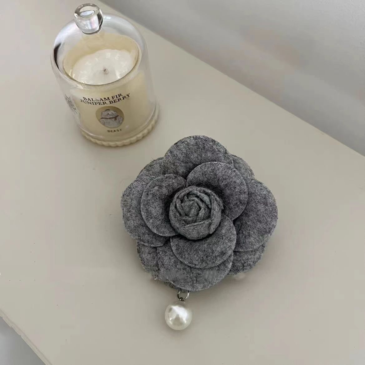 7.5cm-felt camellia [gray] pendant