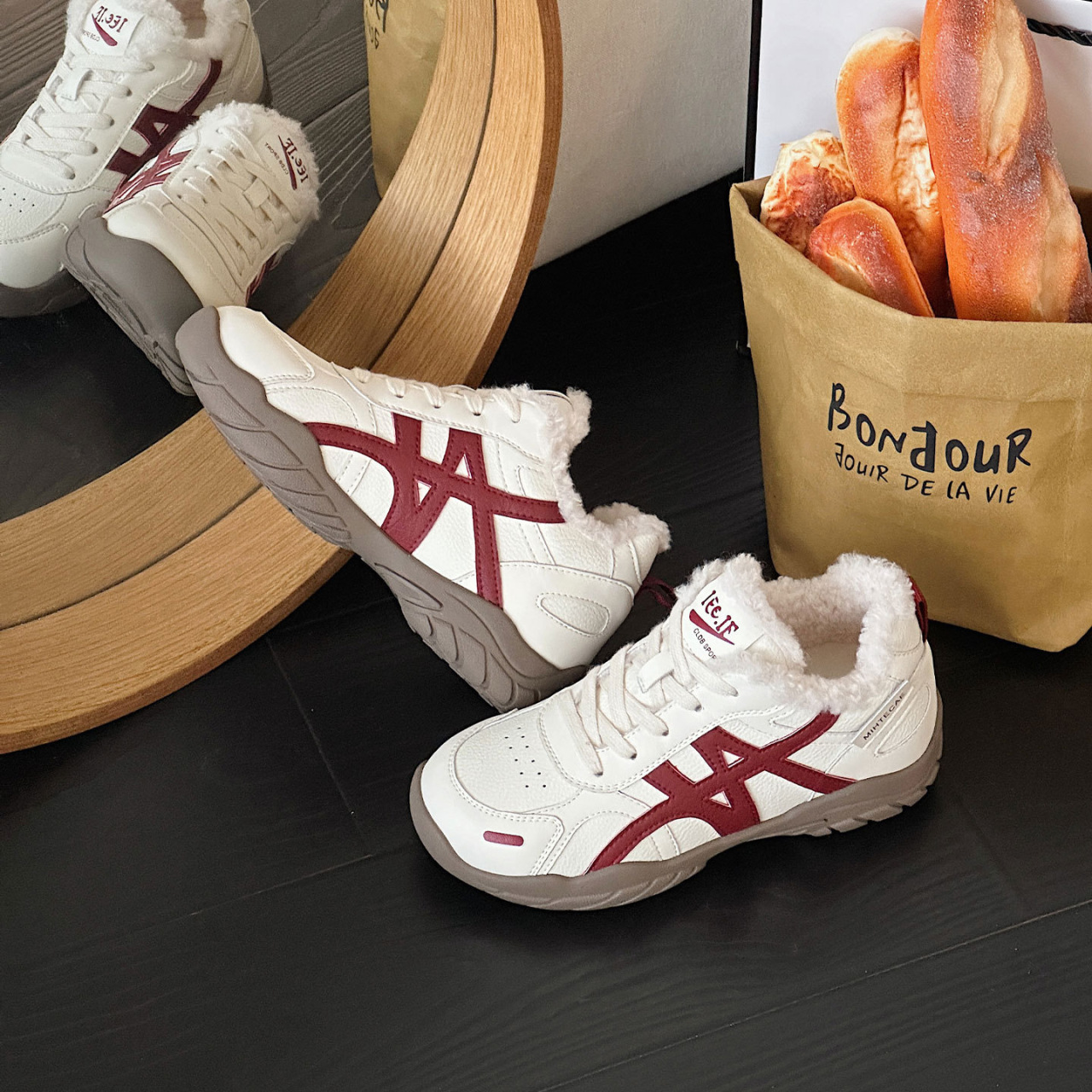 Aumentar la altura de los zapatos de entrenamiento de mujeres 2025, invierno nuevas zapatillas casuales con camisa gruesa, zapatos para padres y mujeres.