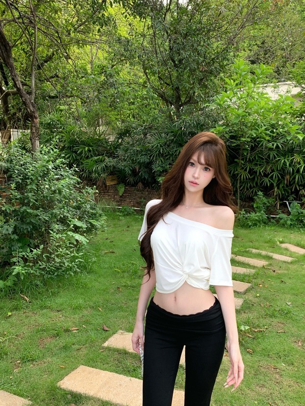 夏用の女性用ホワイトオフショルダー半袖Tシャツ、ニッチなツイストオフショルダースリムフィットショートホットガールトップ|undefined