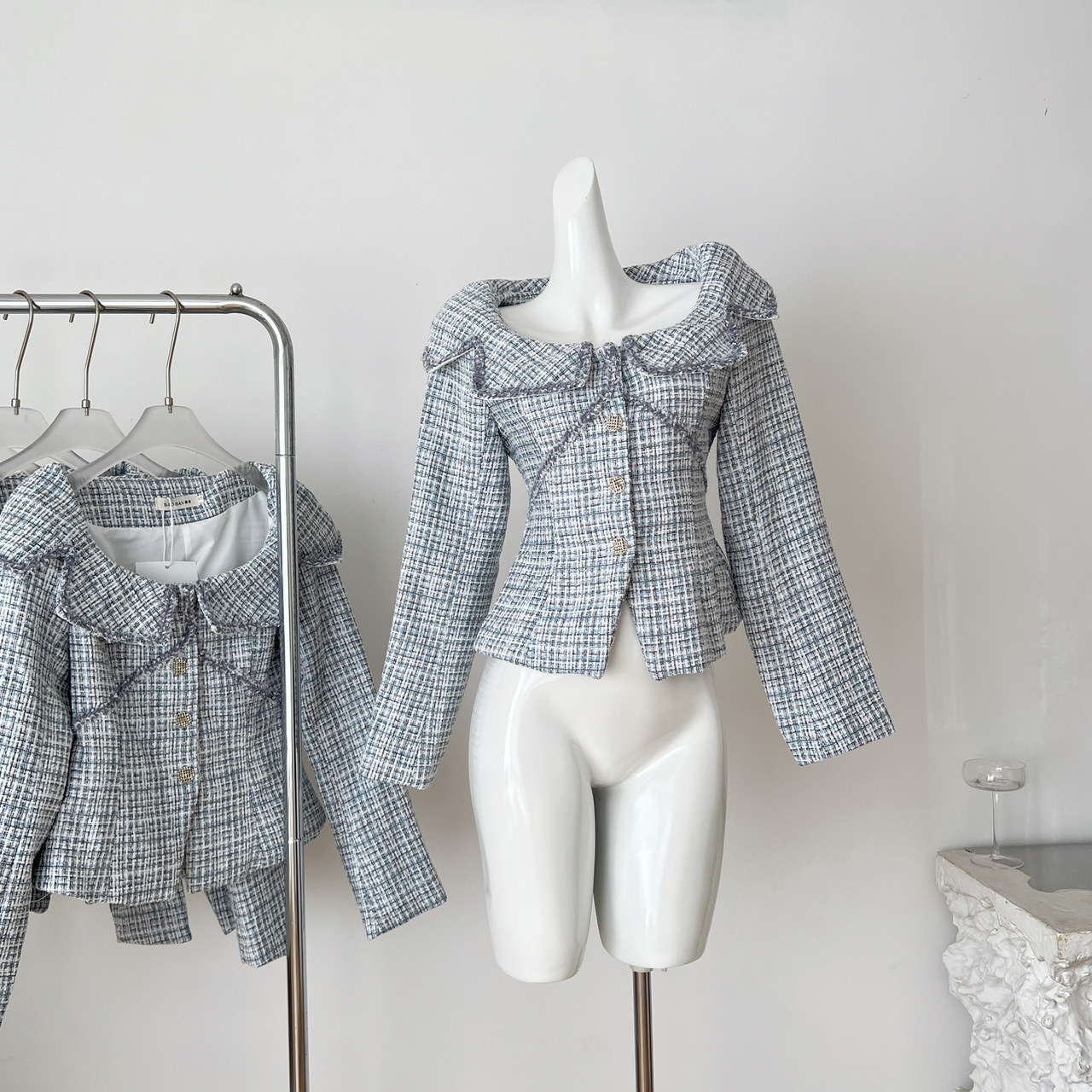 Q4039 Exquisite and Elegant, Timeless Ruffled Square-Neck Waist-Cinching Tweed Woven Short Chanel-Style Jacket for Autumn