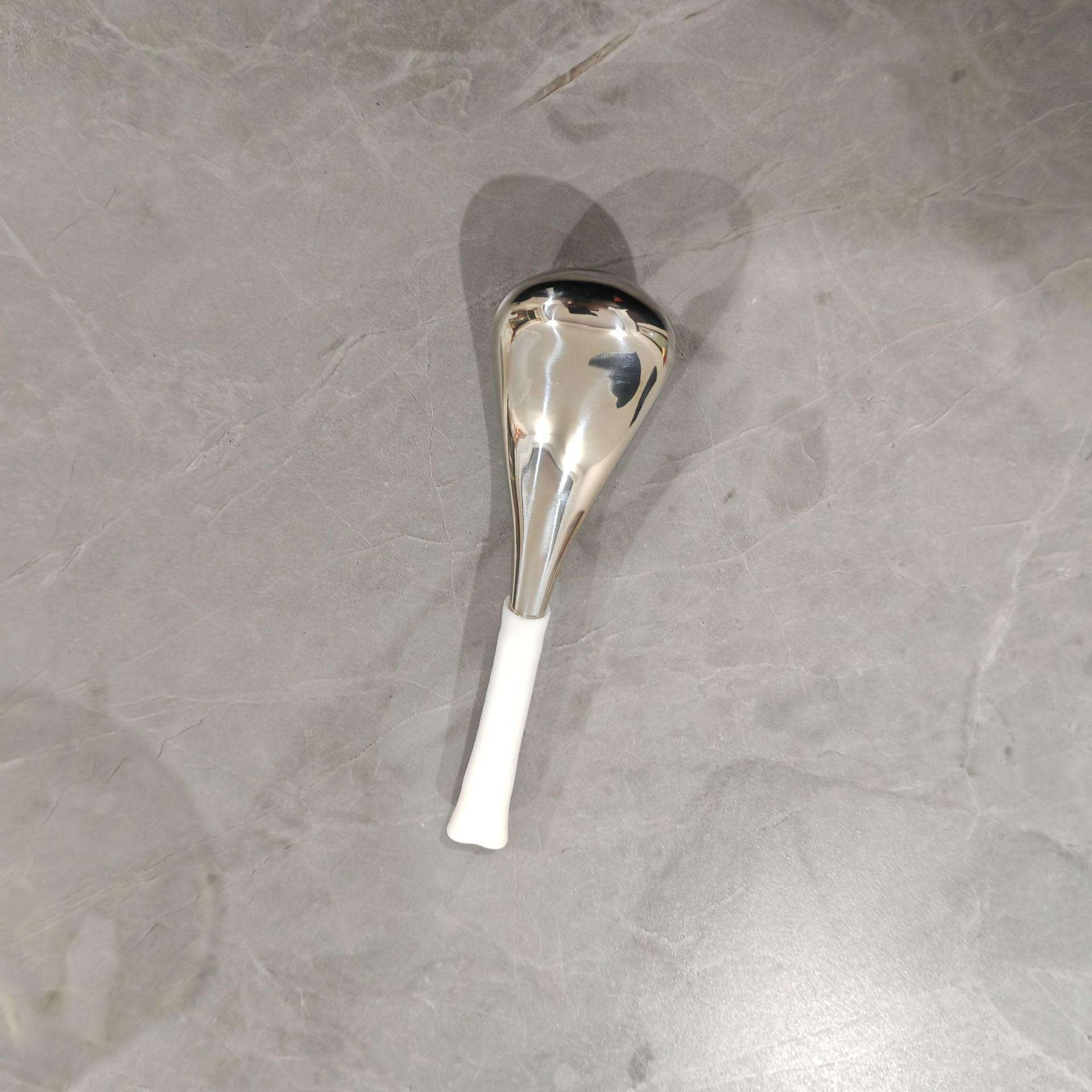 손잡이가 흰색인 얼음 국자(단일 파이프)