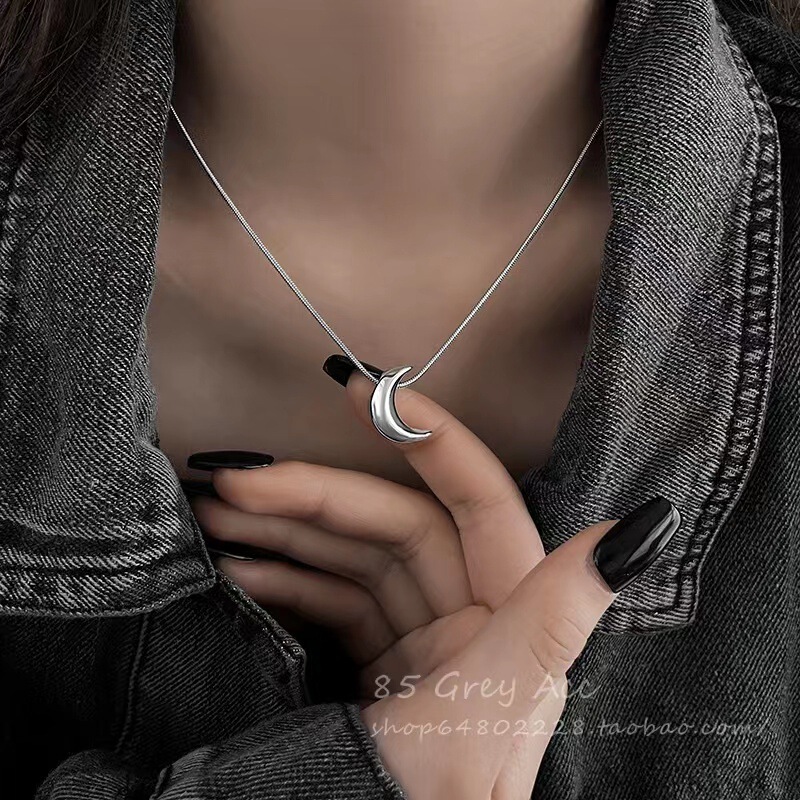 Casual and Versatile Crescent Moon Necklace Women's Trendyy 2023 New Ins Cold Style Sweatshirt Chain Trendyy Elegant Clavicle Chain