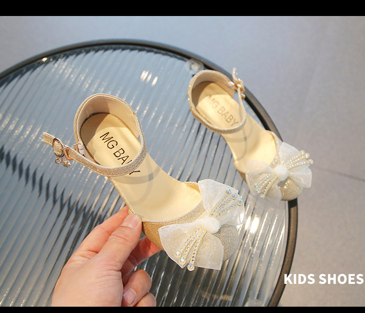 Versione coreana di tacchi alti e spessi con fiori alla moda e dolci, sandali per ragazze nuove estate 2023, scarpe per bambini_voghion.com