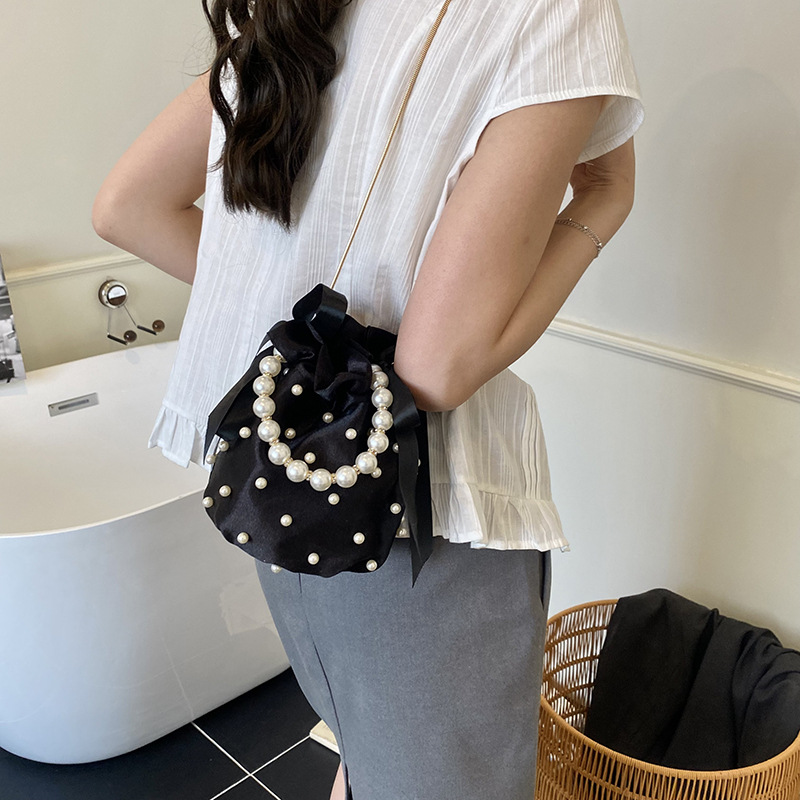 Elegante Damen Handtasche Aus Plissee Seide Mit Perlenkette_voghion.com